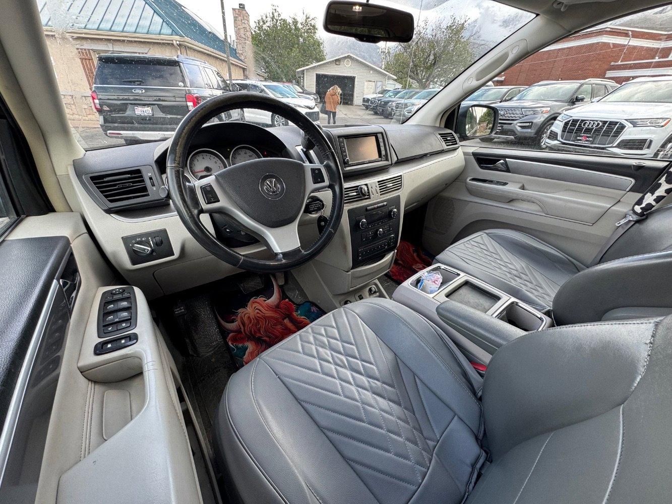 Used 2010 Volkswagen Routan SEL Premium FWD image 16