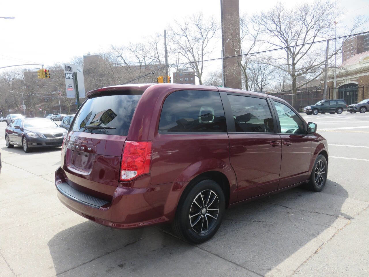 Used 2018 Dodge Grand Caravan SXT w/ Blacktop Package image 4