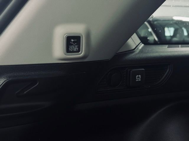 Used 2023 Jeep Grand Cherokee Limited w/ Black Appearance Package image 11