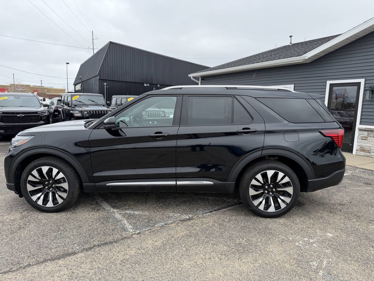 Used 2025 Ford Explorer Platinum w/ LUX Leather Package image 2