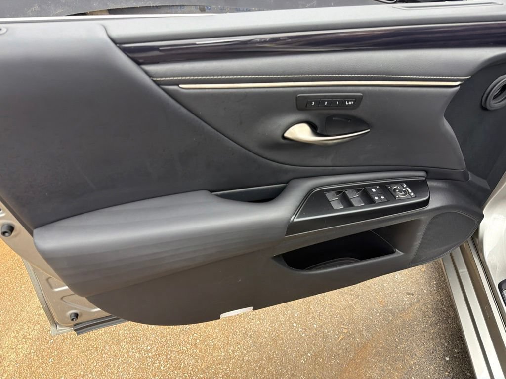 Used 2020 Lexus ES 300h w/ Luxury Package FWD image 12