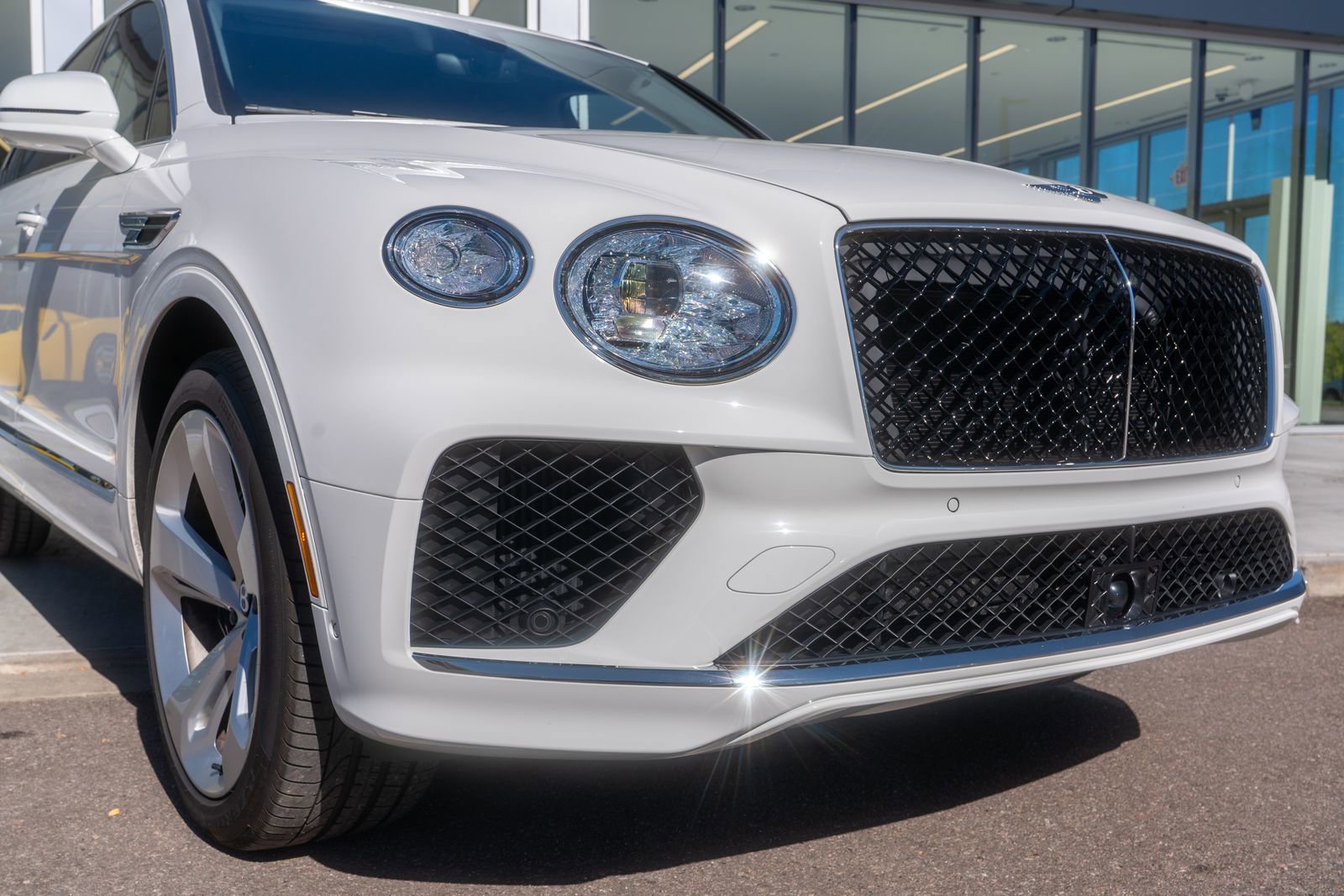 Used 2025 Bentley Bentayga image 2
