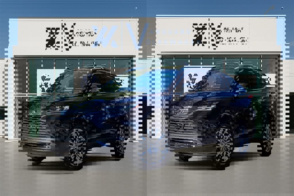 Used 2024 Toyota Venza LE image 1