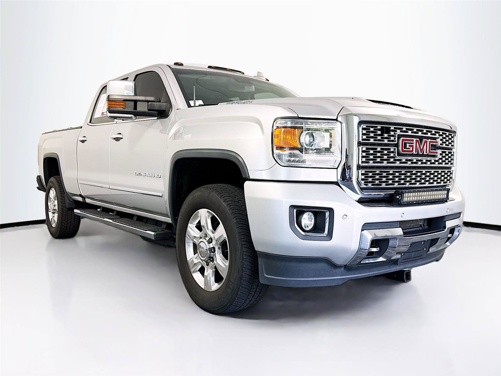 Used 2019 GMC Sierra 2500 Denali w/ Duramax Plus Package AWD/4WD image 15
