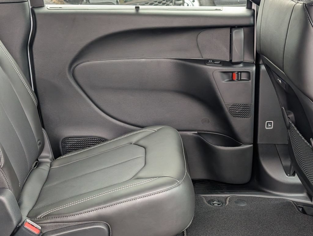 New 2027 Chrysler Pacifica Select FWD image 29