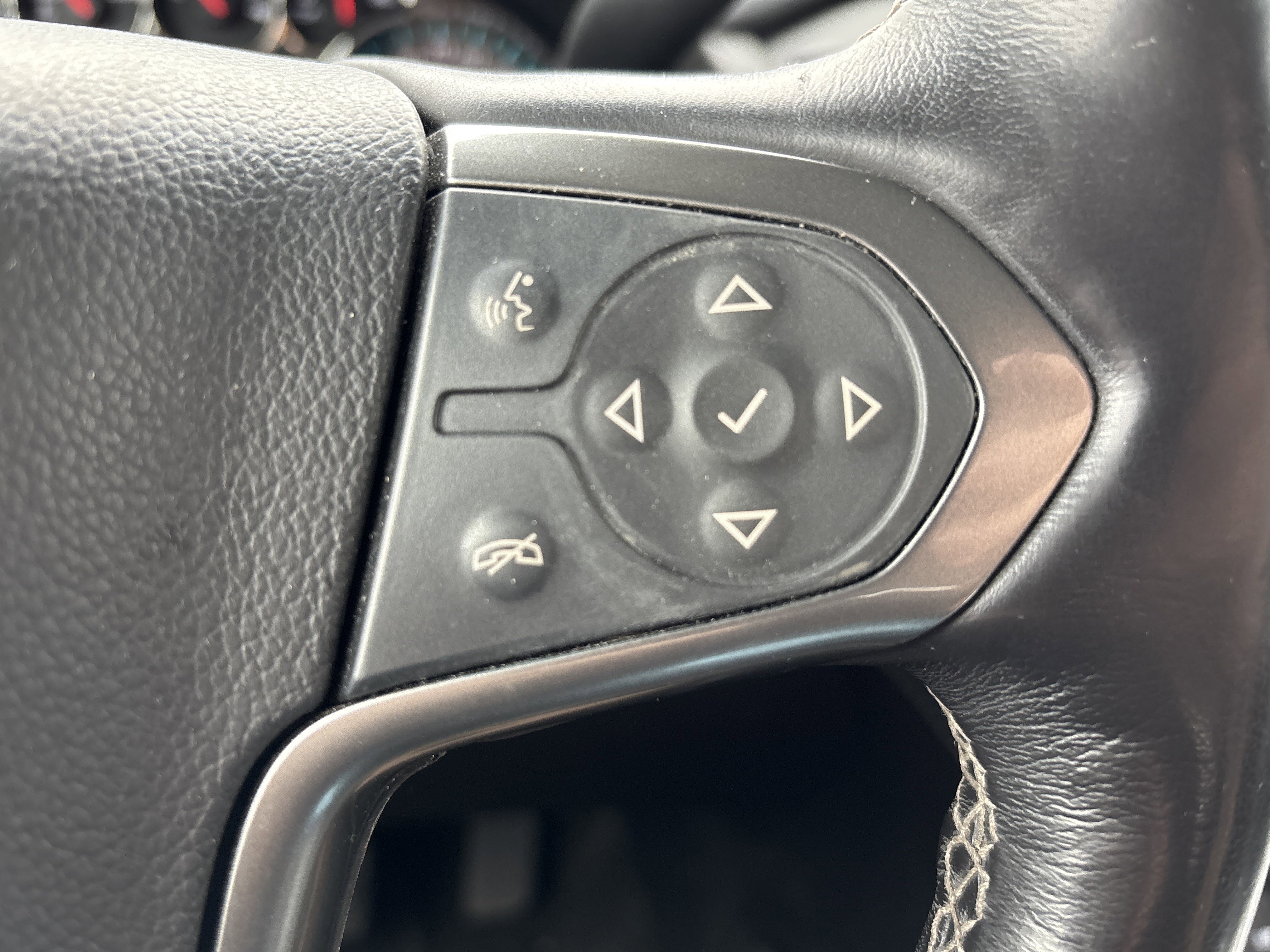 Used 2018 Chevrolet Suburban Premier RWD image 19