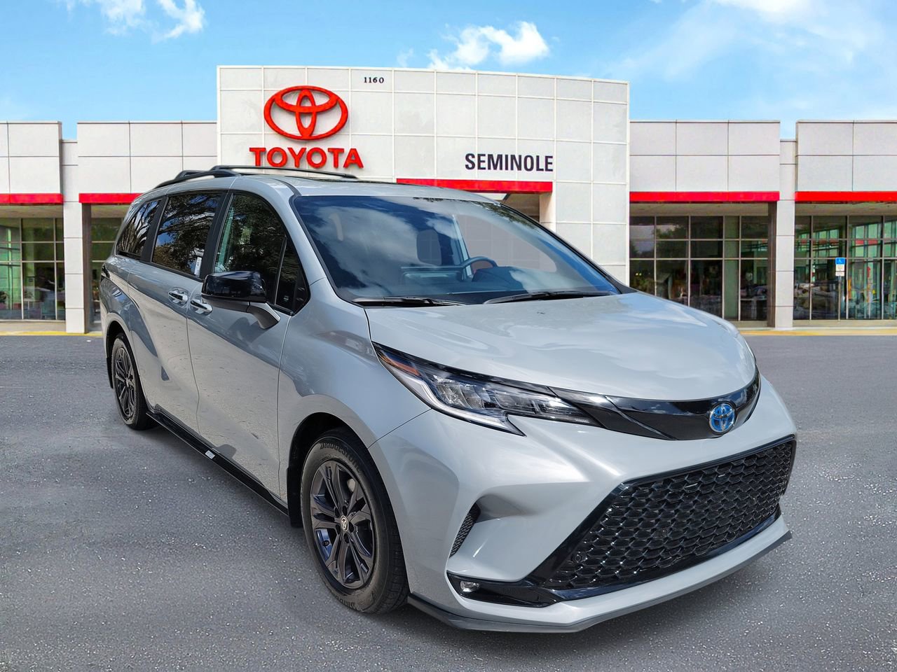 Used 2025 Toyota Sienna XSE w/ XSE Plus Package image 2