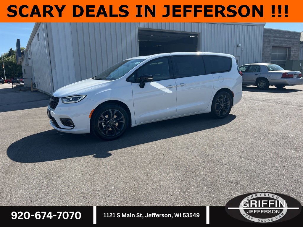 New 2026 Chrysler Pacifica Select