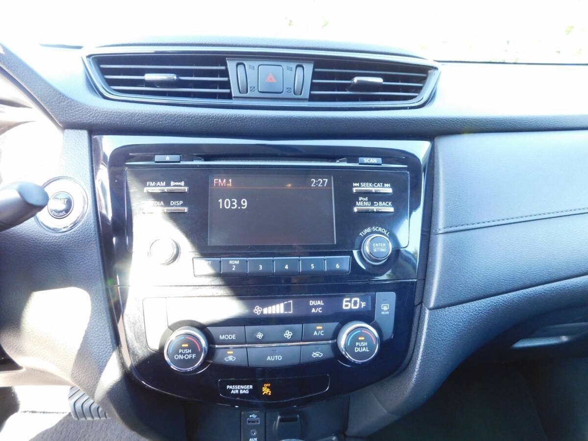 Used 2017 Nissan Rogue SV AWD/4WD image 10