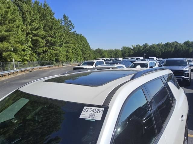 Used 2024 Chevrolet Traverse RS FWD image 3