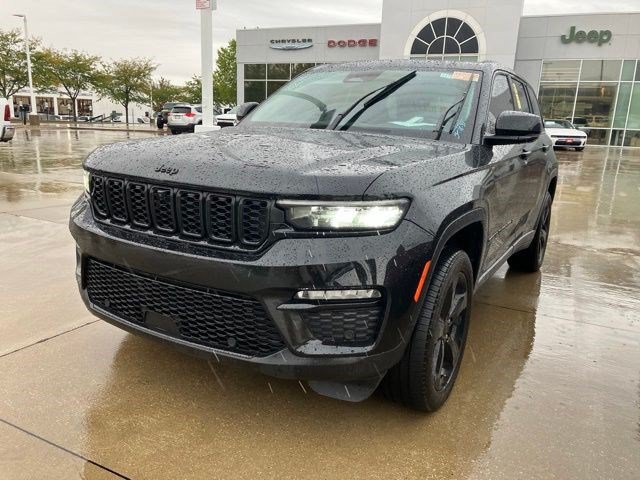 Used 2023 Jeep Grand Cherokee Limited w/ Luxury Tech Group II AWD/4WD image 3