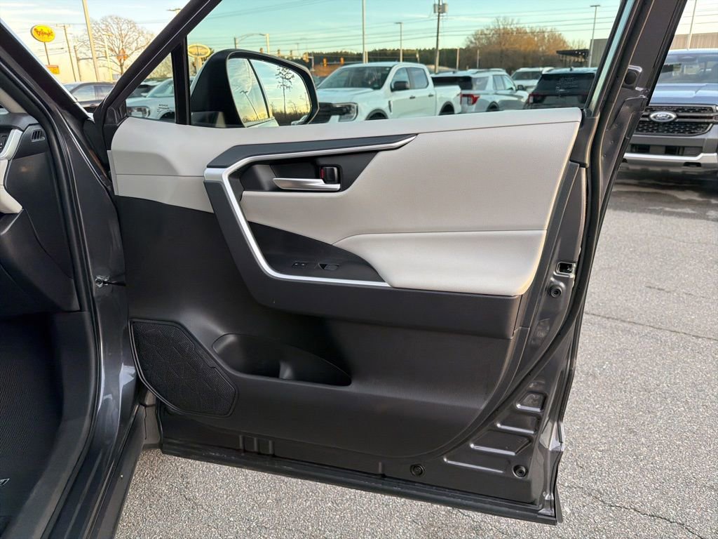 Used 2025 Toyota RAV4 XLE image 22