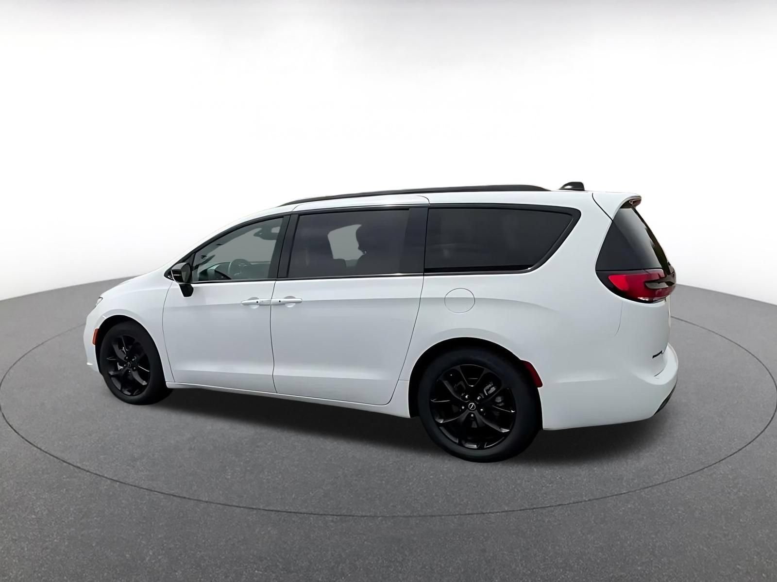 Used 2025 Chrysler Pacifica Limited FWD image 9