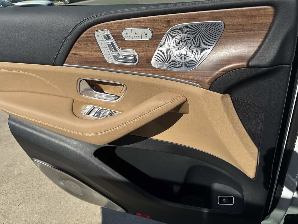 New 2026 Mercedes-Benz GLS 580 4MATIC image 18