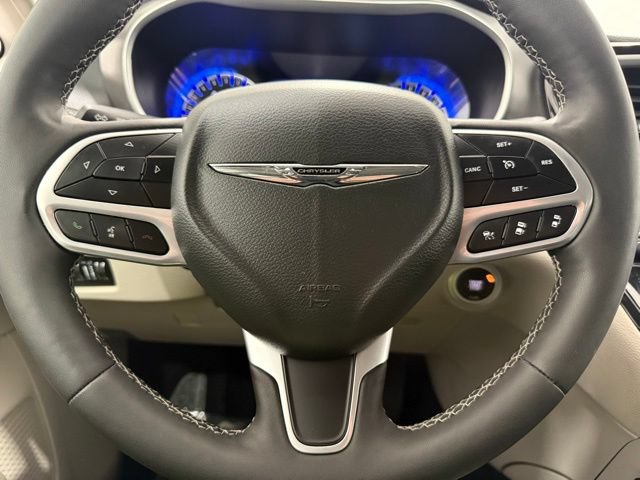 Used 2024 Chrysler Pacifica Touring-L AWD/4WD image 44