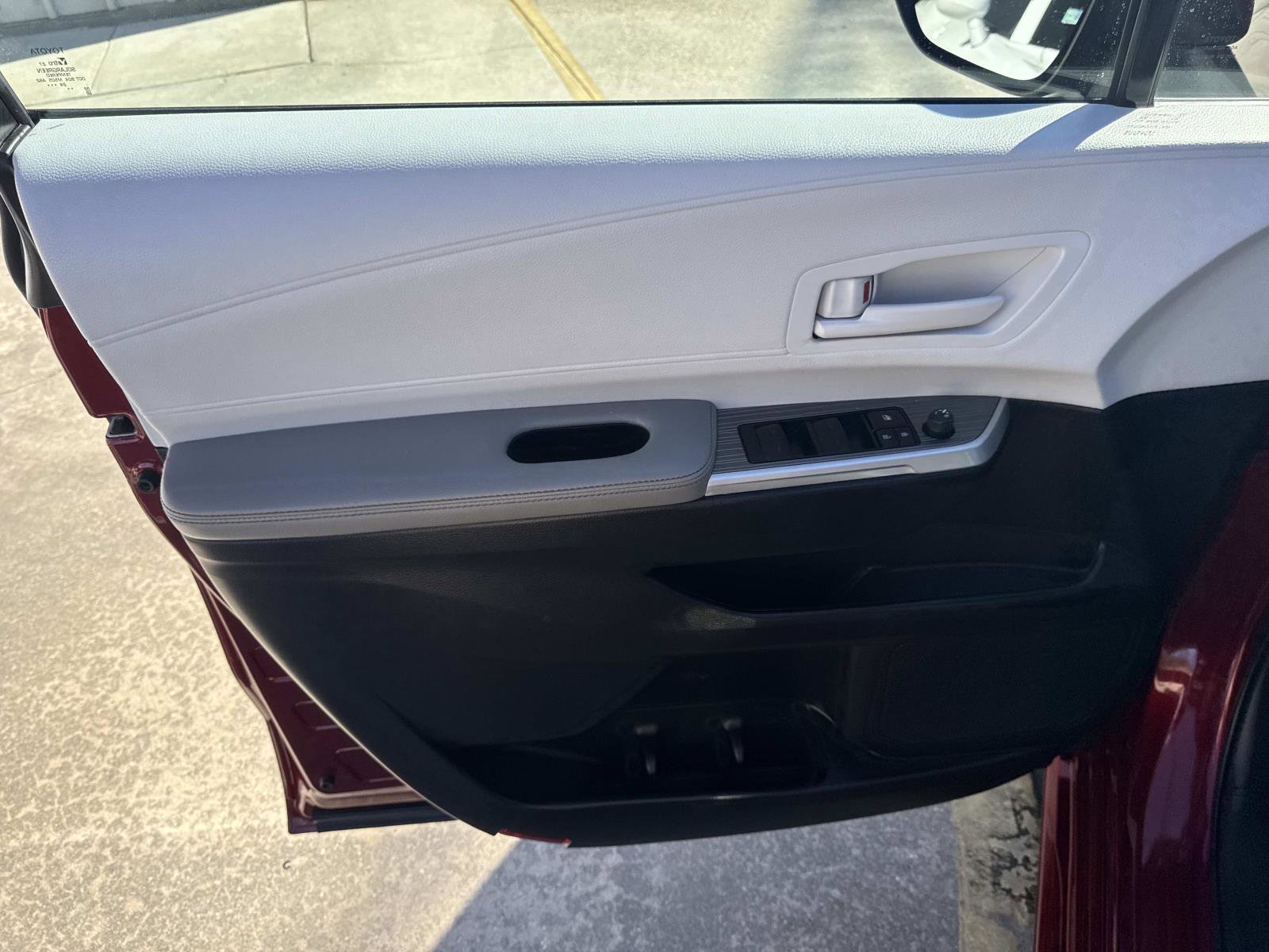 Used 2025 Toyota Sienna LE image 18