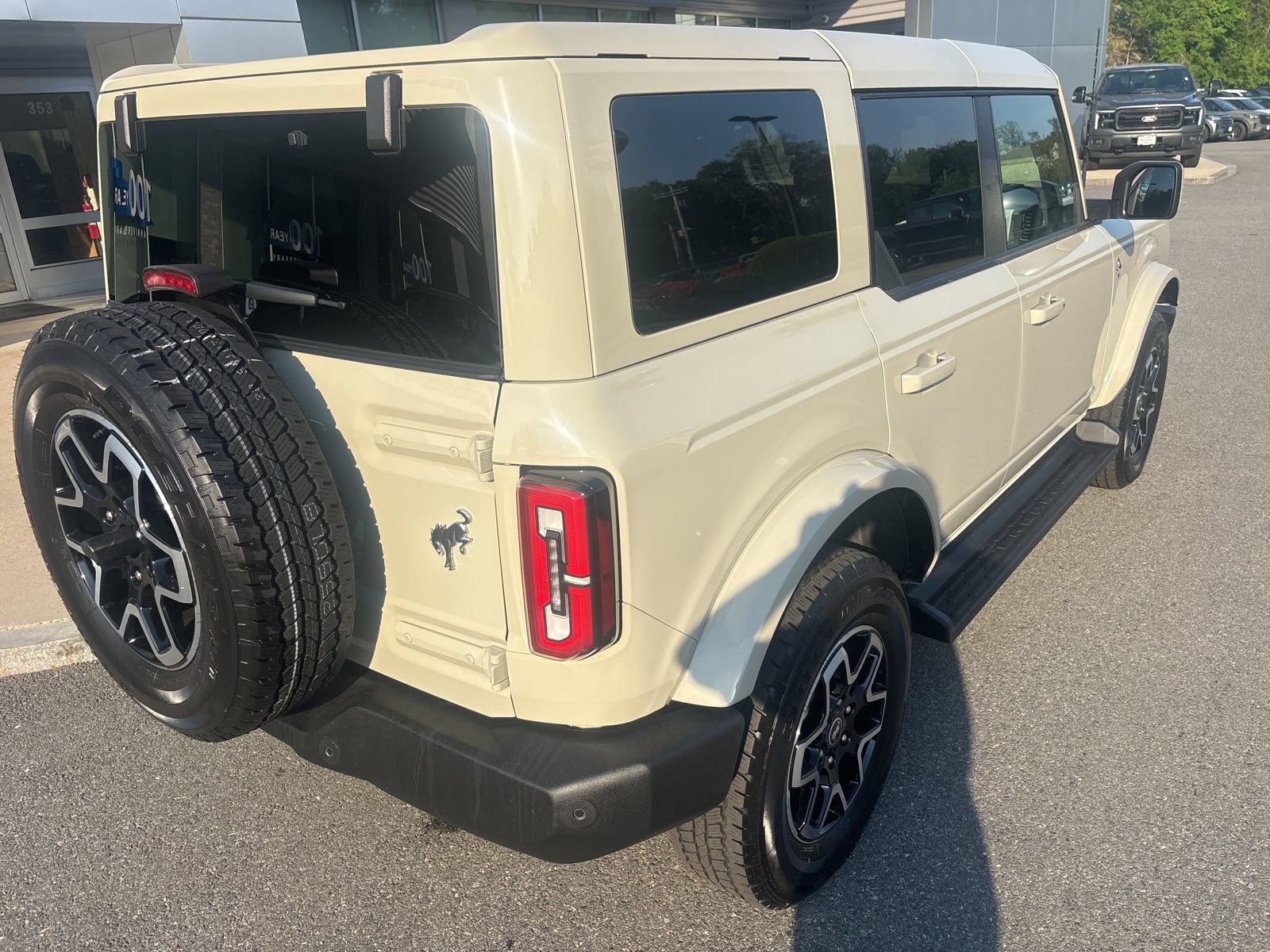 Used 2025 Ford Bronco Outer Banks AWD/4WD image 3