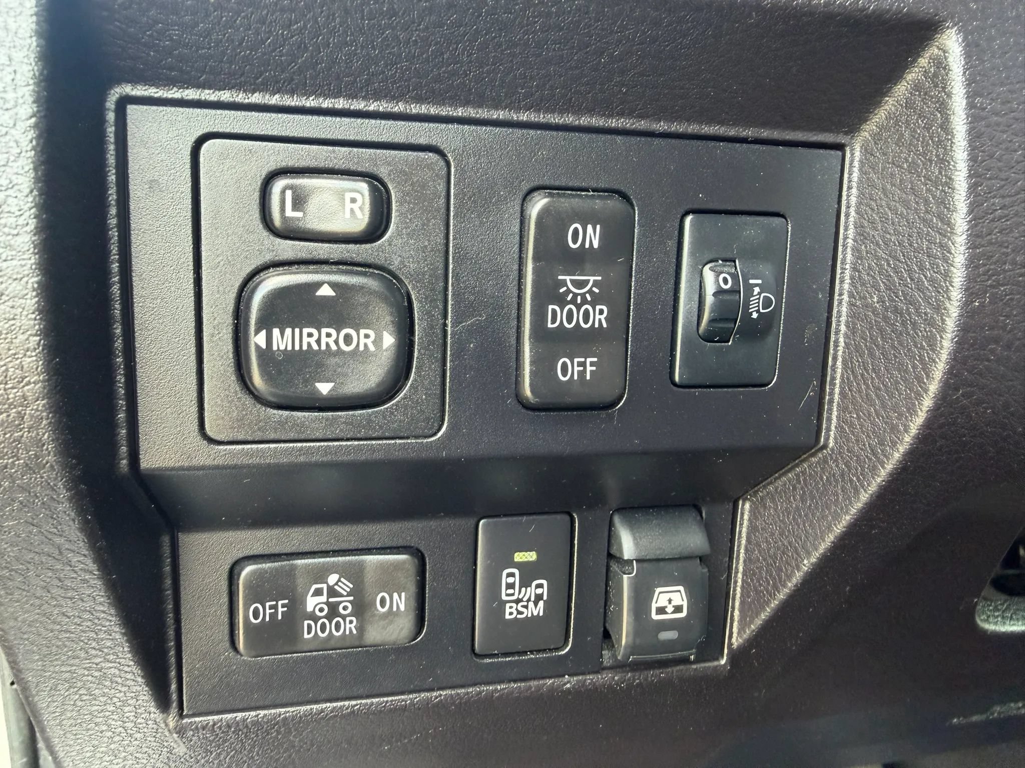 Used 2016 Toyota Tundra SR5 w/ TRD Off Road Package AWD/4WD image 33