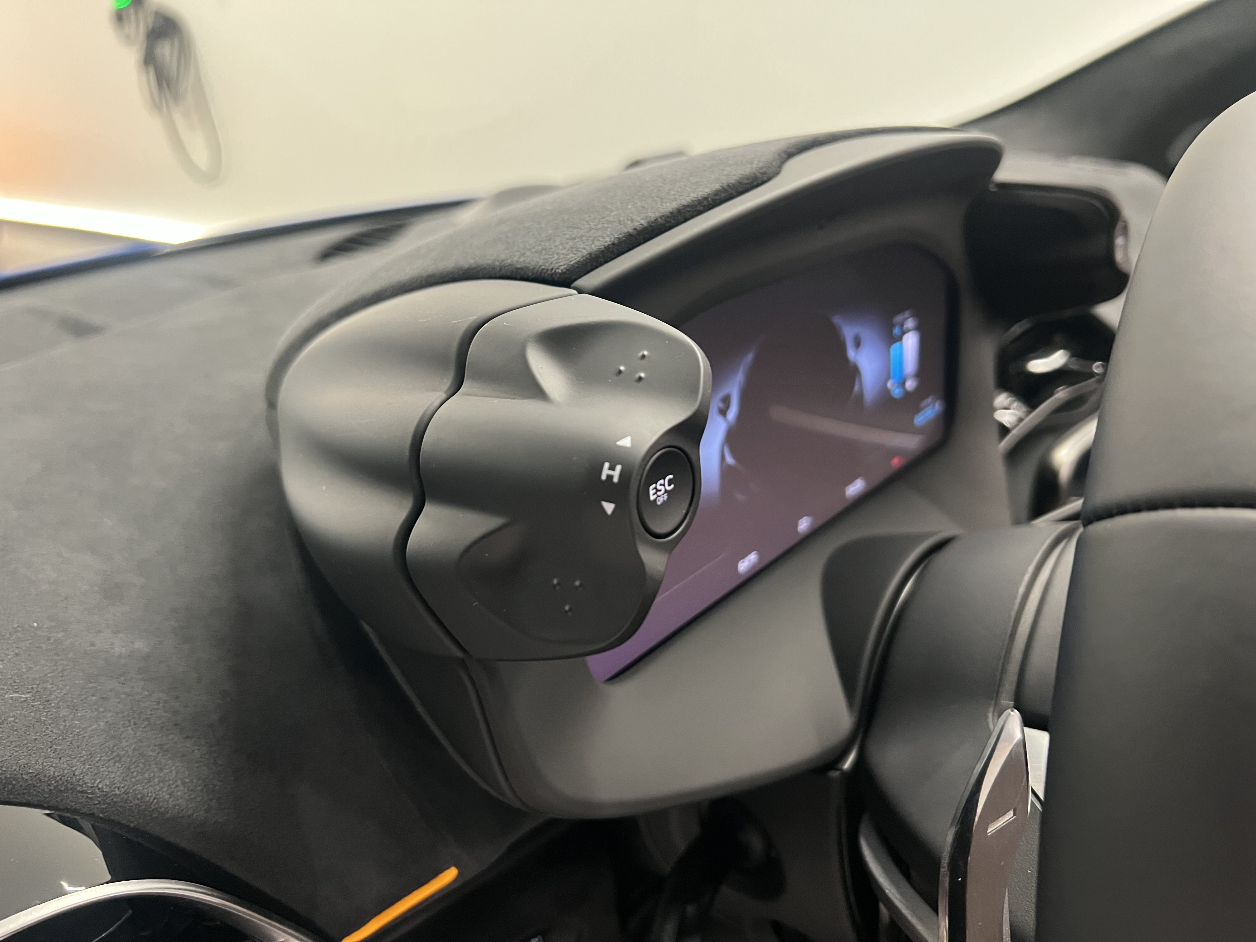 Used 2027 McLaren Artura Spider RWD image 22
