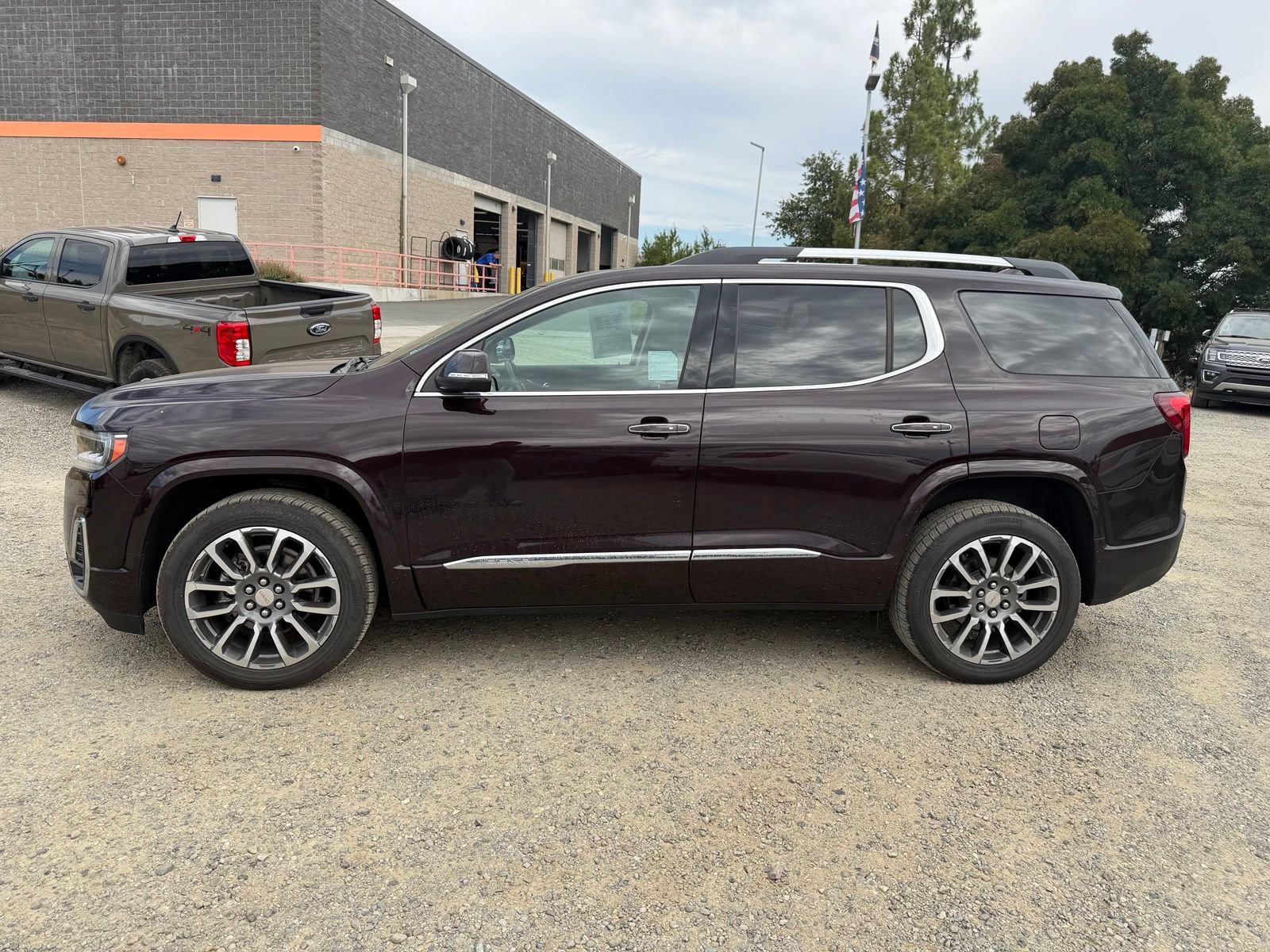 Used 2021 GMC Acadia Denali w/ Denali Ultimate Package AWD/4WD image 2