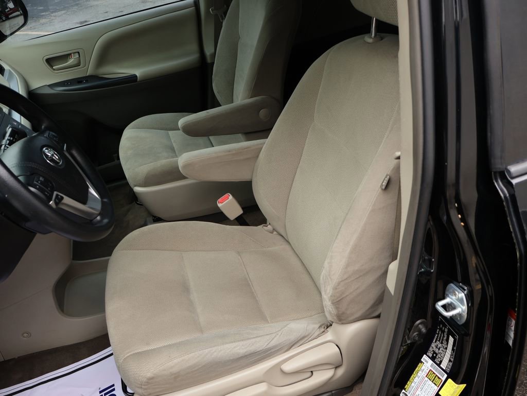 Used 2017 Toyota Sienna L FWD image 27