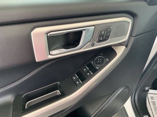 Used 2022 Ford Explorer Limited w/ Equipment Group 301A AWD/4WD image 17