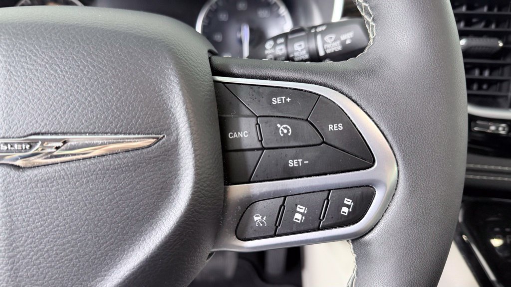 Used 2024 Chrysler Pacifica Limited AWD/4WD image 20