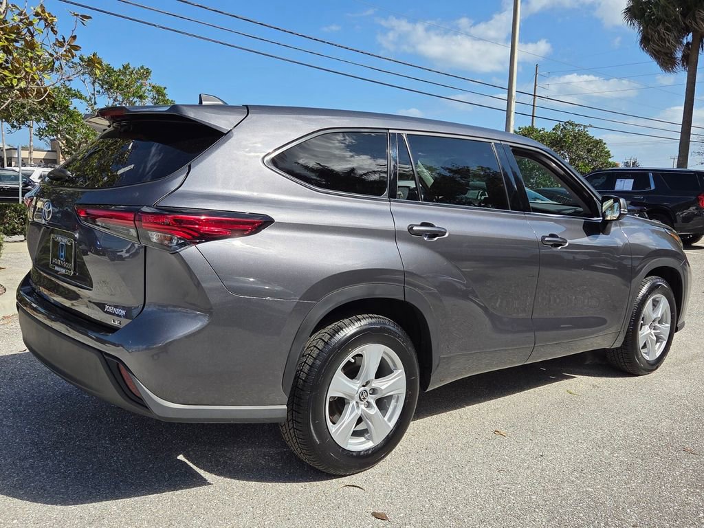 Used 2022 Toyota Highlander LE image 7