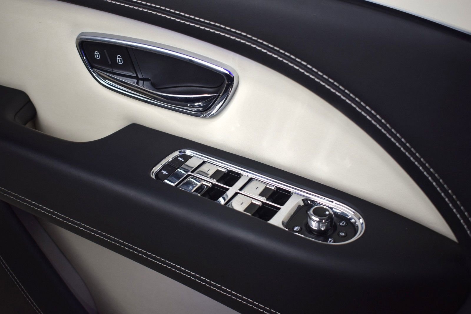 Certified 2024 Bentley Bentayga image 37
