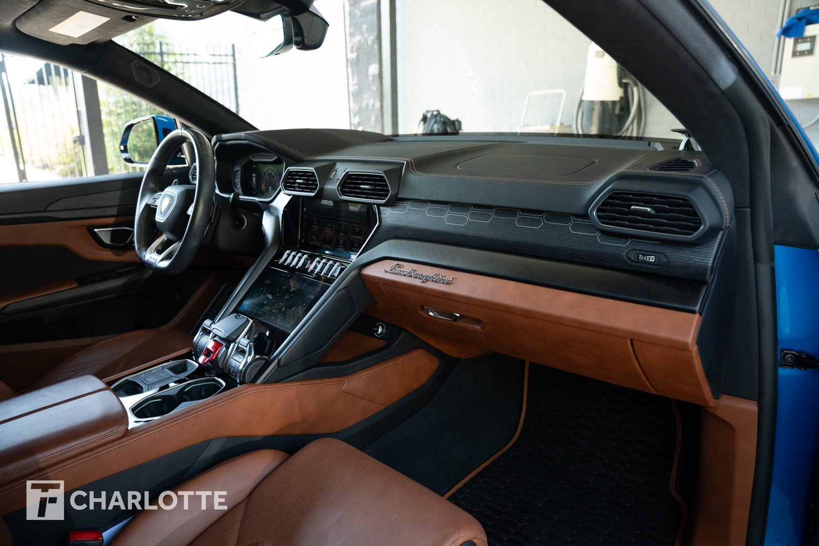 Used 2021 Lamborghini Urus AWD/4WD image 31