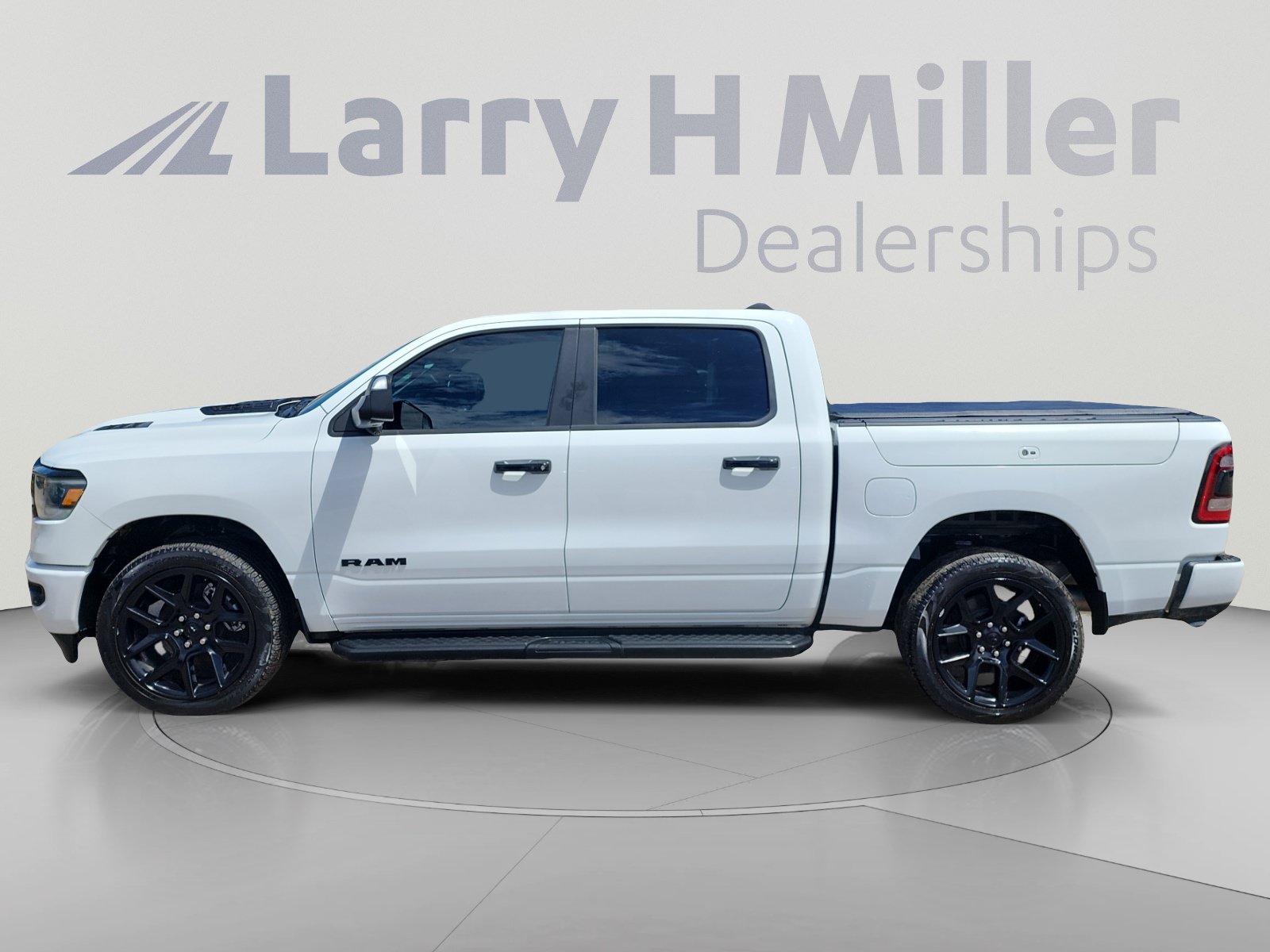 Used 2024 RAM 1500 Laramie AWD/4WD image 2