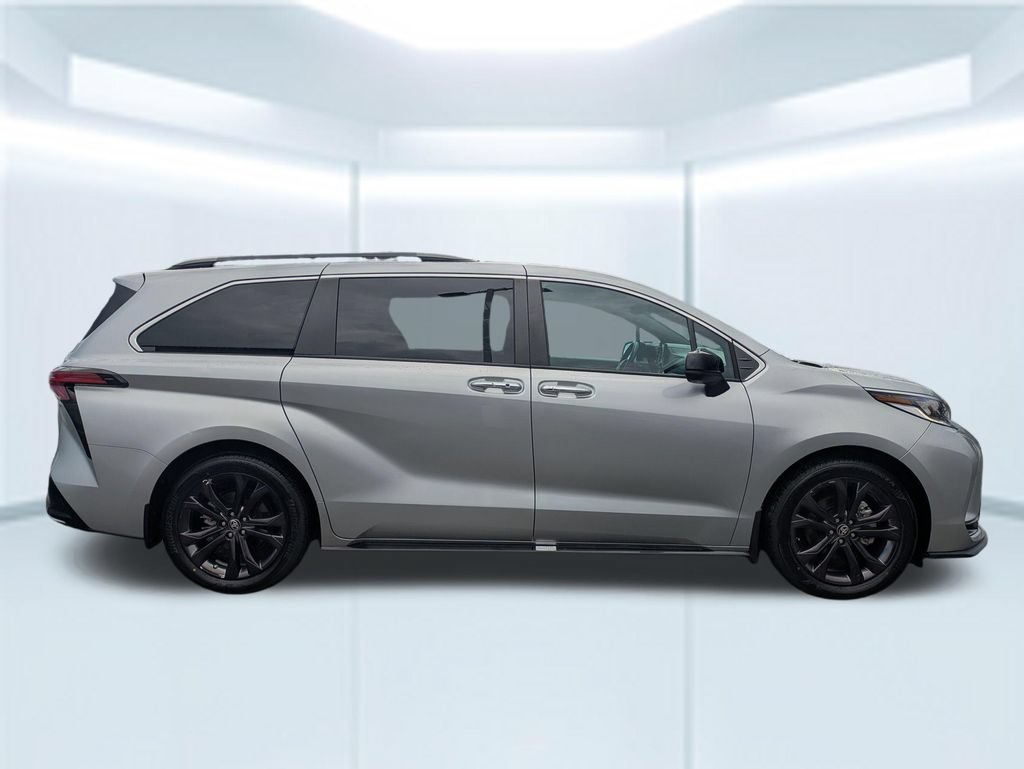 Used 2024 Toyota Sienna XSE FWD image 6