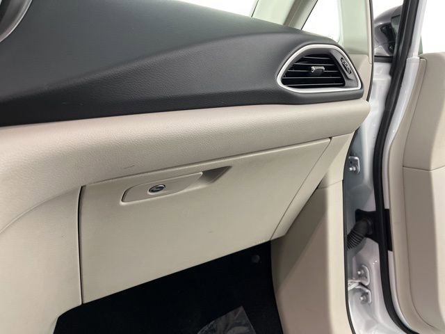 Used 2024 Chrysler Pacifica Touring-L FWD image 37