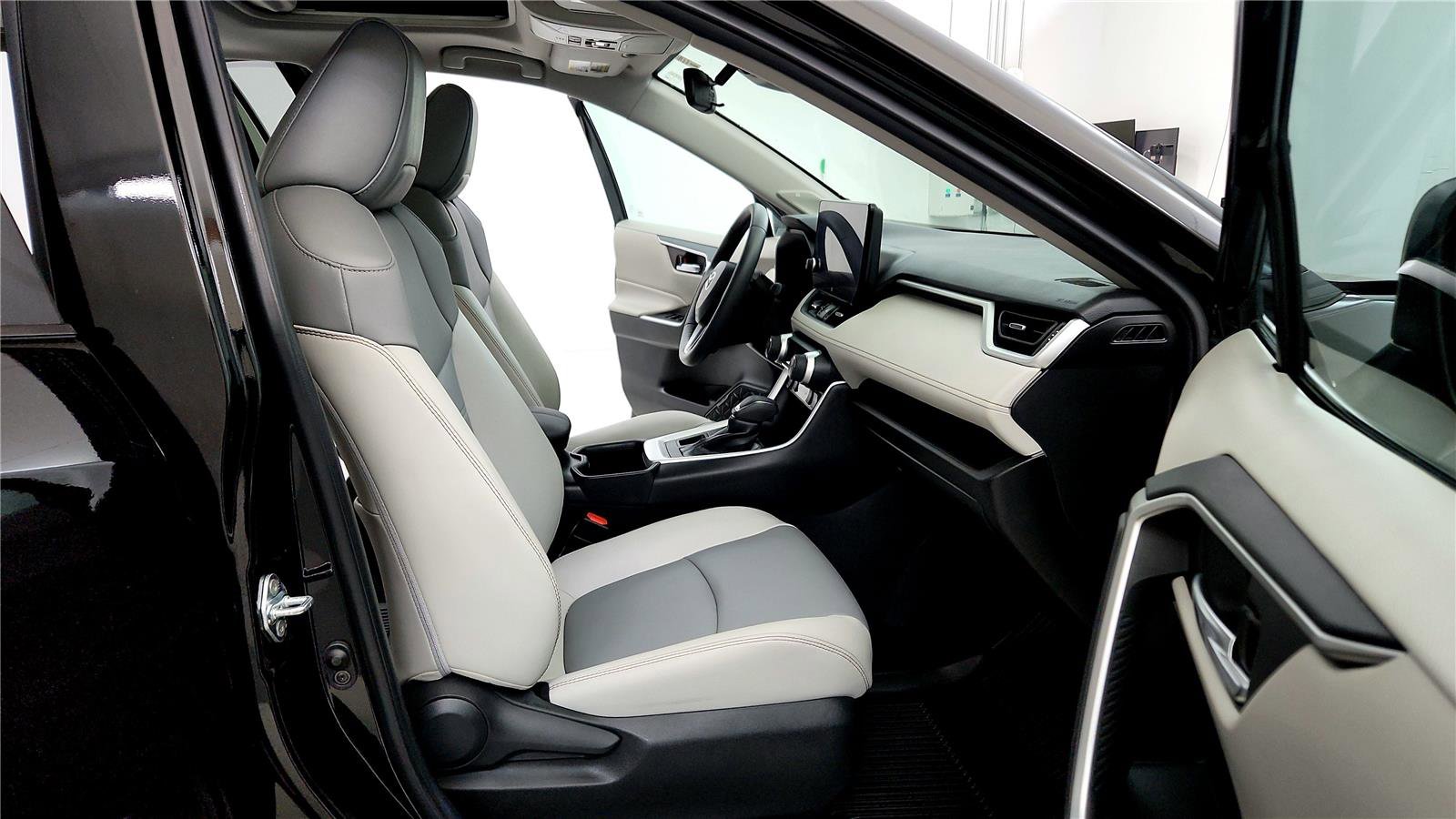 Used 2023 Toyota RAV4 XLE Premium image 25