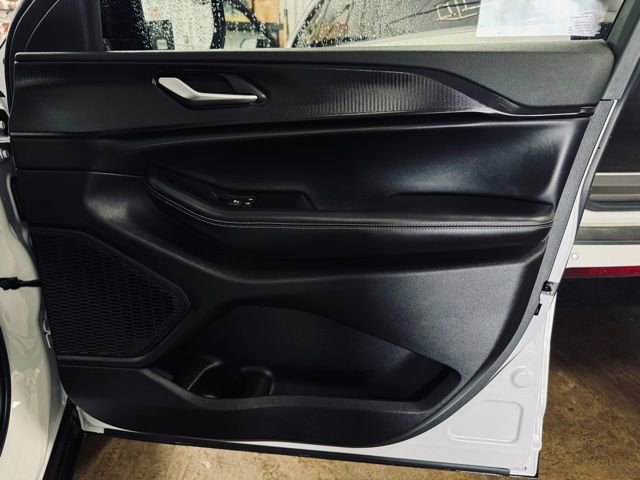 Used 2025 Jeep Grand Cherokee Altitude image 14