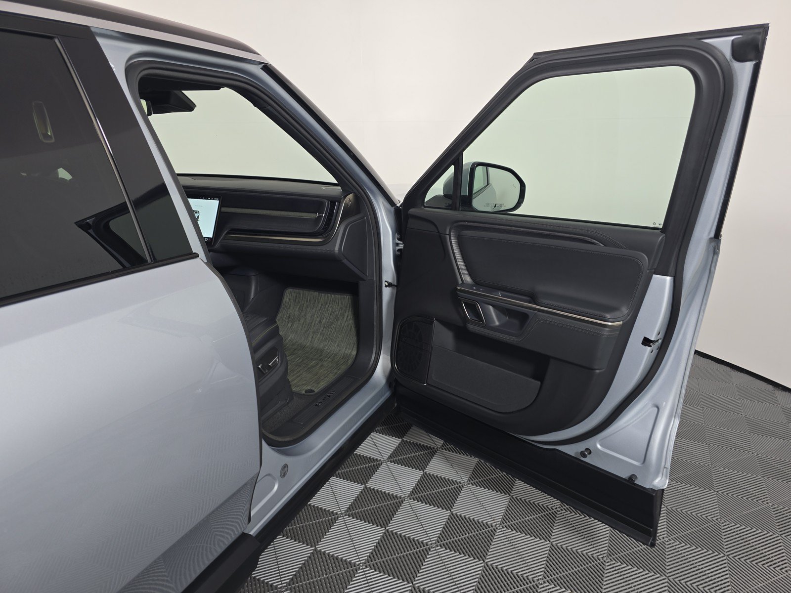 Used 2024 Rivian R1S Adventure AWD/4WD image 18