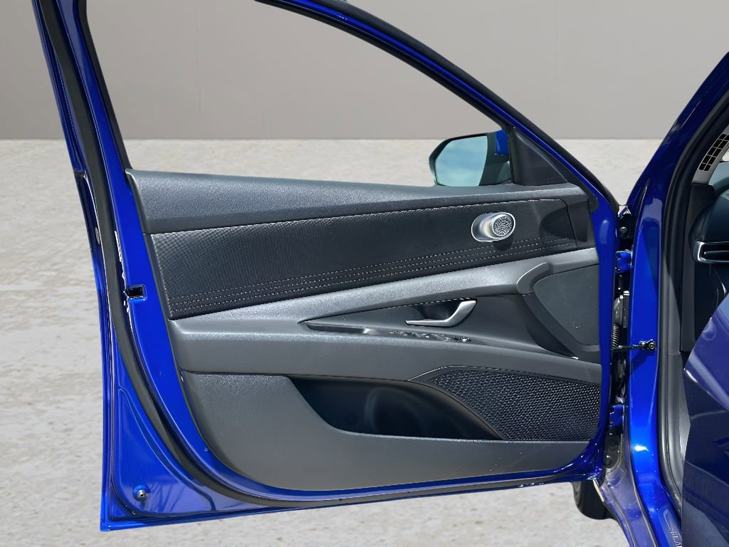 Used 2025 Hyundai Elantra SE w/ Cargo Package image 19
