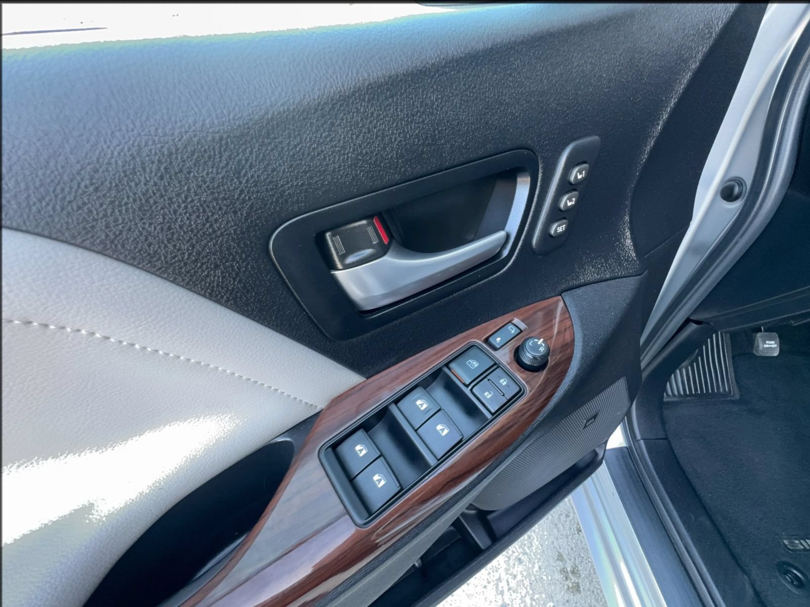 Used 2015 Toyota Sienna Limited Premium FWD image 15