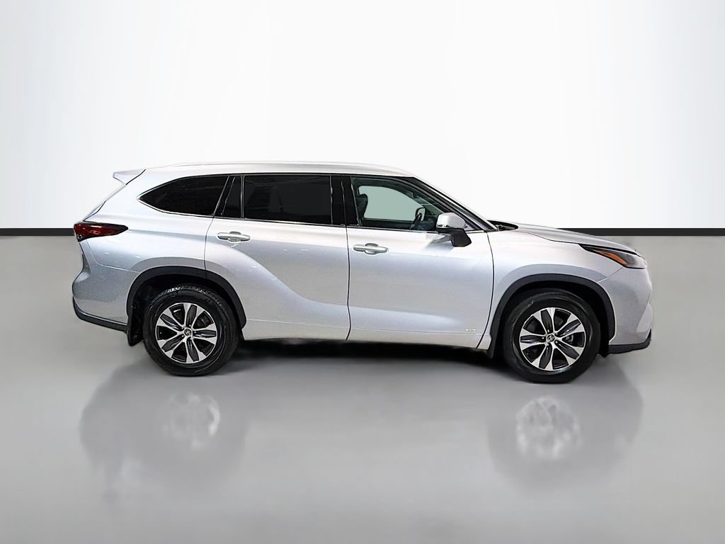 Used 2022 Toyota Highlander XLE AWD/4WD image 10