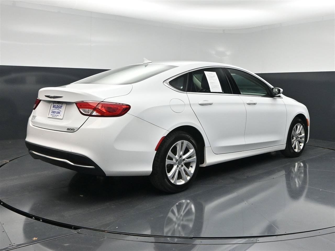 Used 2017 Chrysler 200 Limited Platinum w/ Comfort & Convenience Group FWD image 6