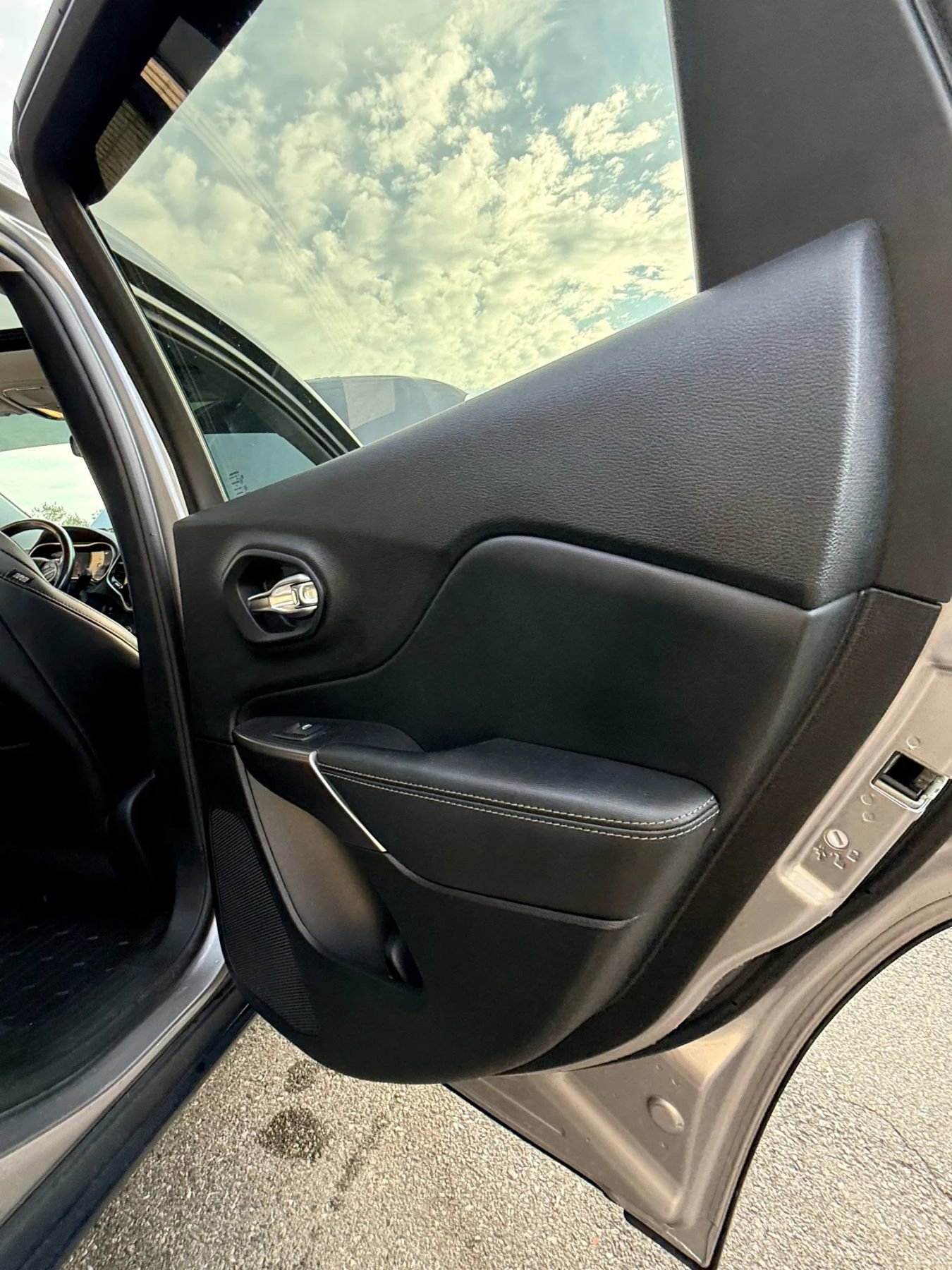 Used 2020 Jeep Cherokee Limited image 33