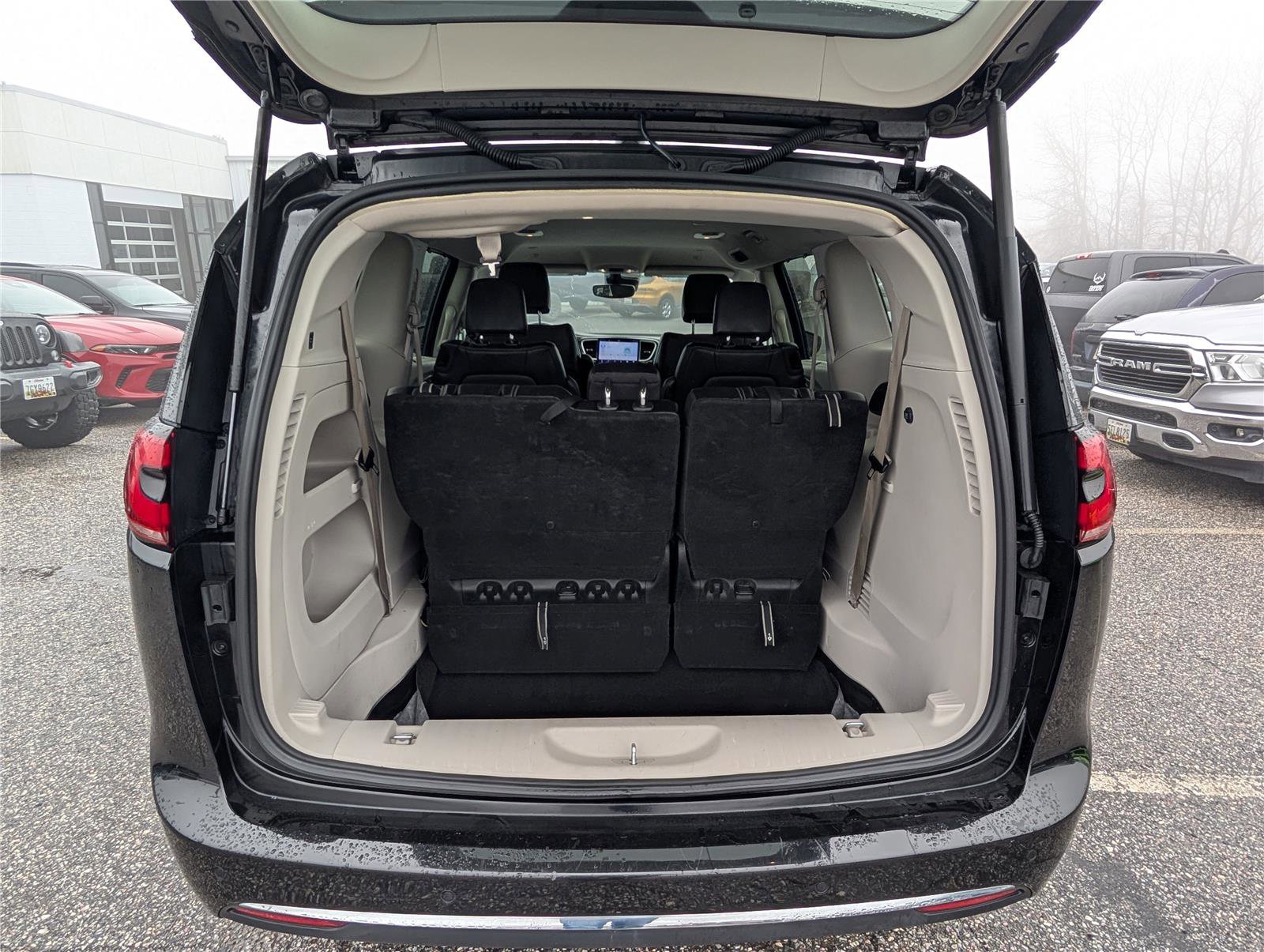 Used 2023 Chrysler Pacifica Touring-L image 12