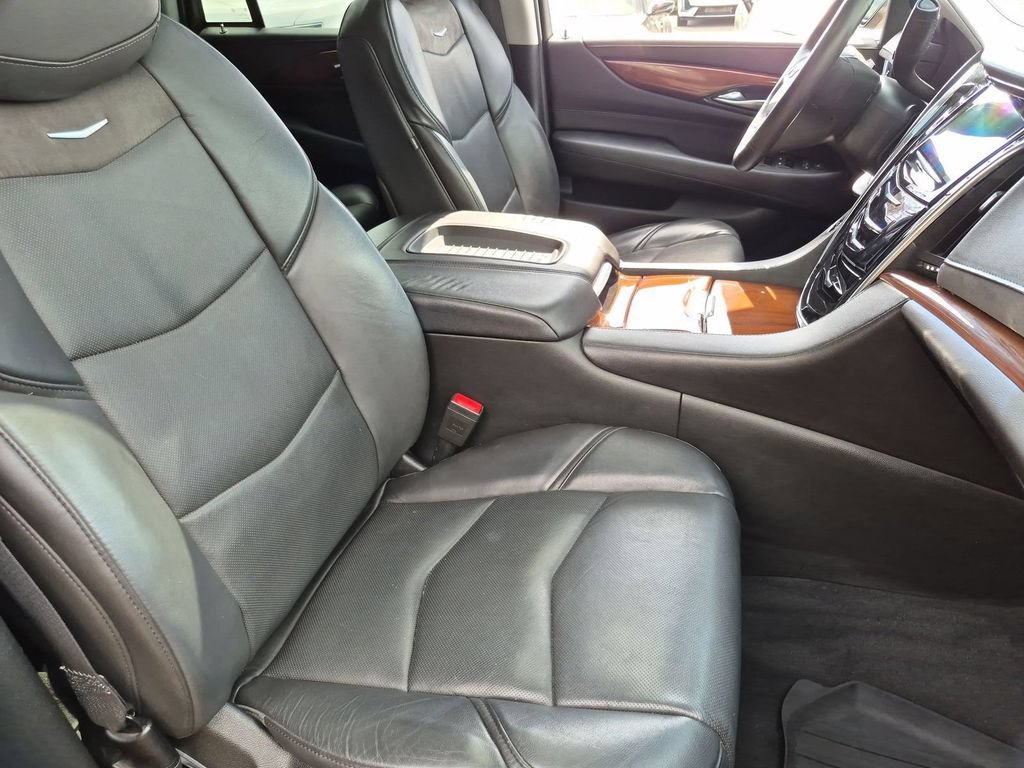 Used 2018 Cadillac Escalade Premium Luxury AWD/4WD image 21