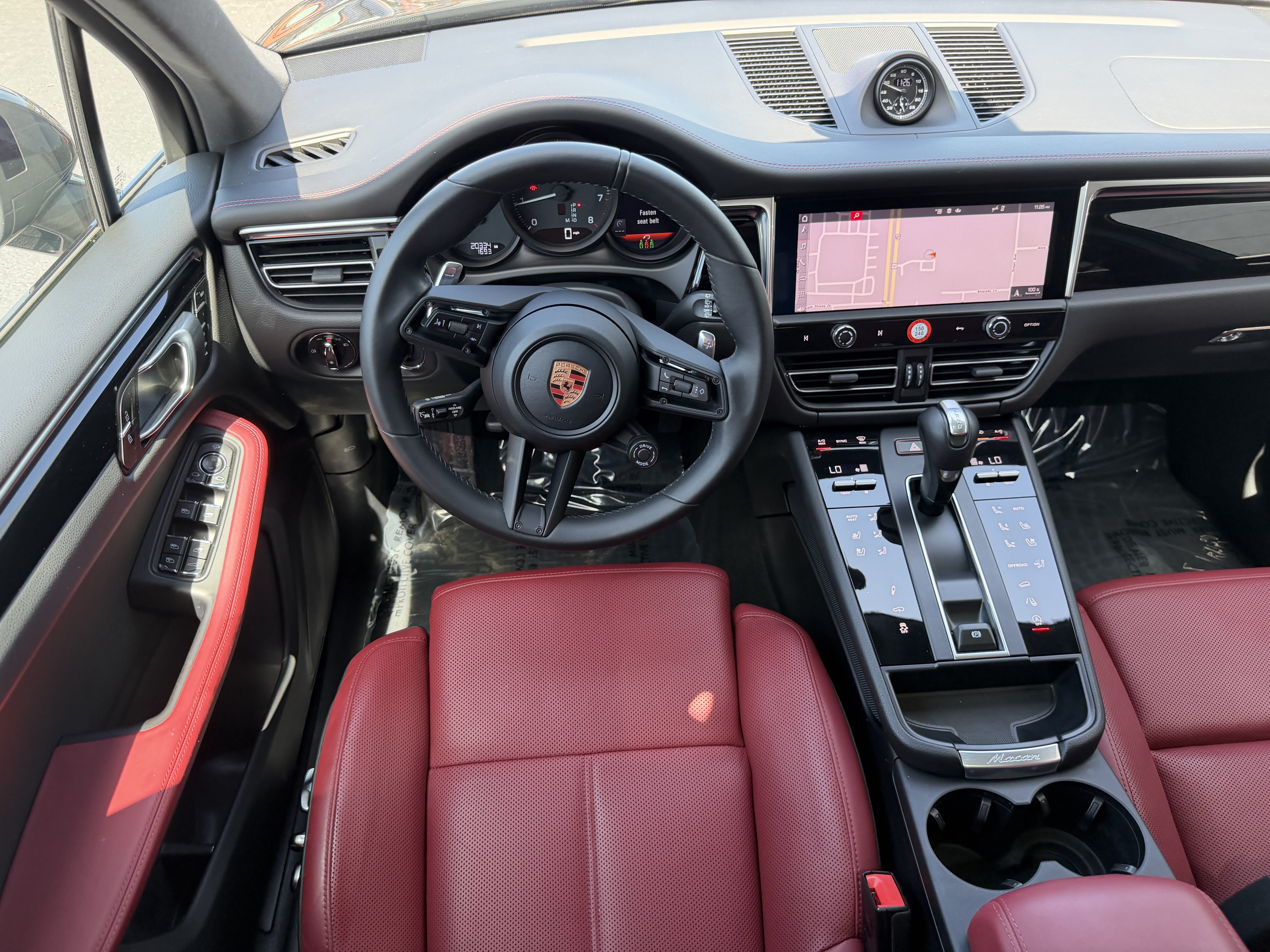 Certified 2023 Porsche Macan Turbo AWD/4WD image 16