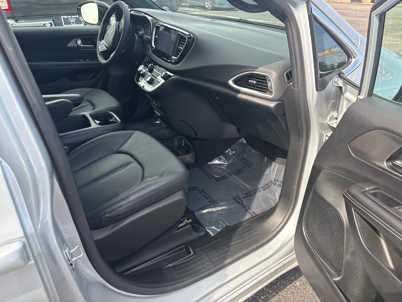 Used 2026 Chrysler Pacifica Select FWD image 17