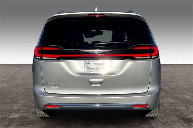 Used 2021 Chrysler Pacifica Touring-L image 4