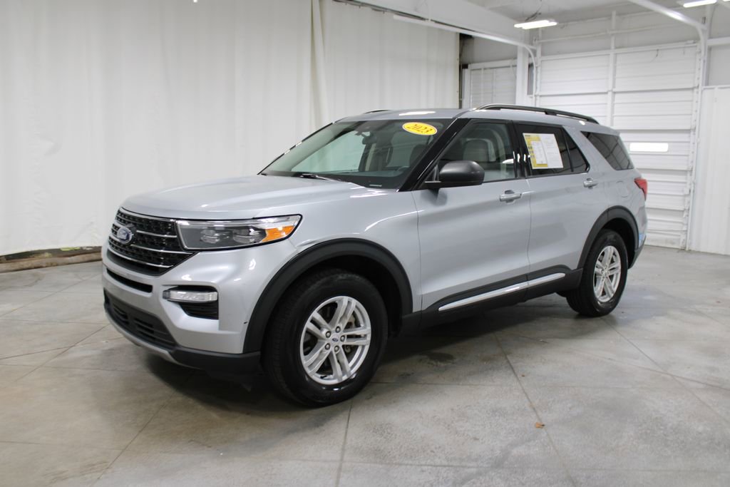 Used 2023 Ford Explorer XLT w/ Equipment Group 202A image 3