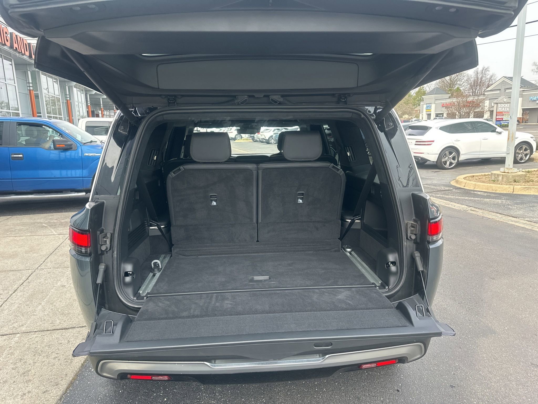 Used 2025 Rivian R1S Adventure image 19