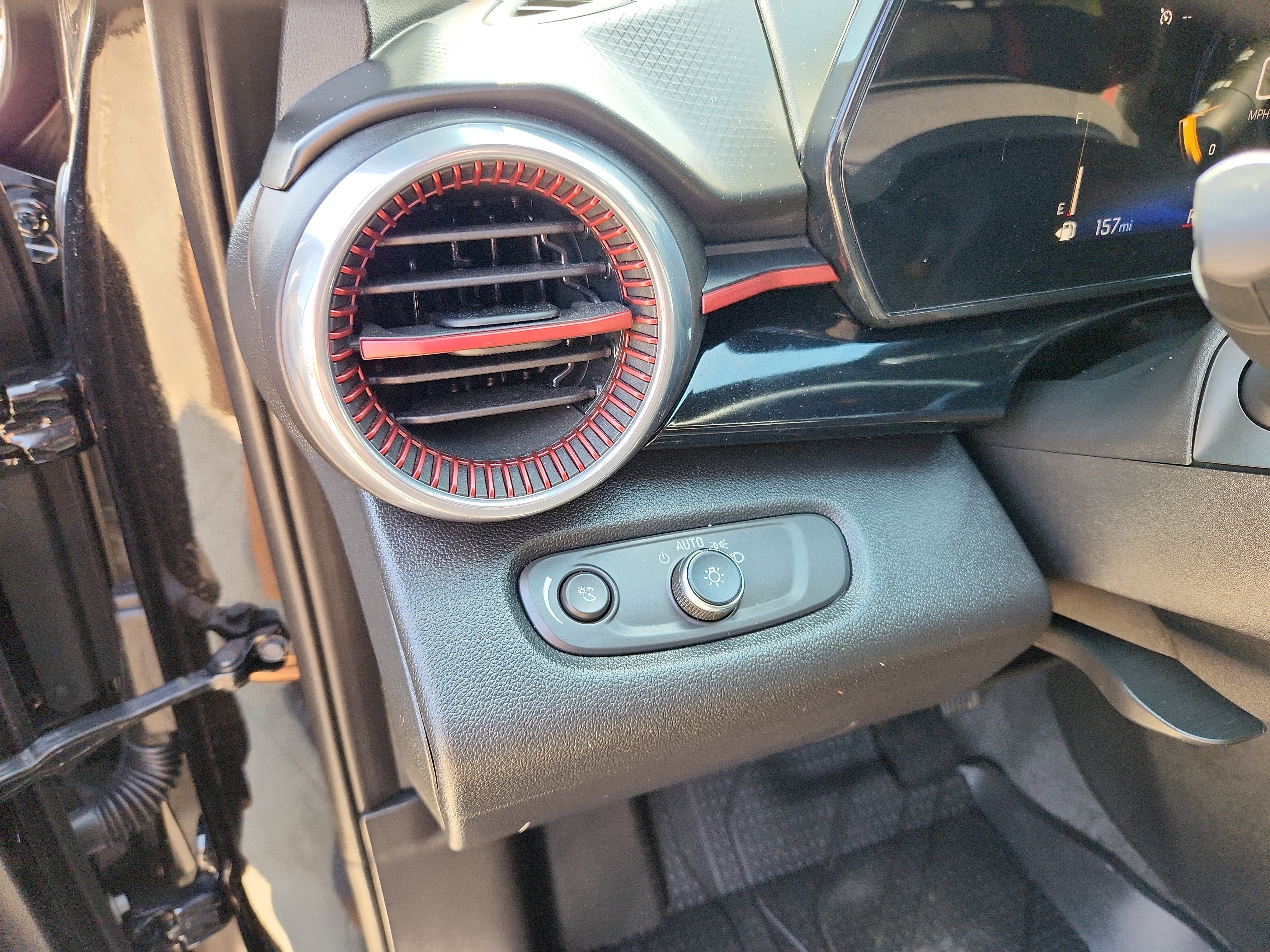 Used 2025 Chevrolet Trax RS w/ Sunroof Package FWD image 25