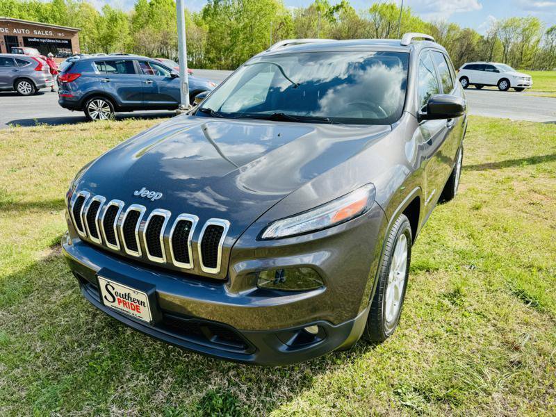 Used 2017 Jeep Cherokee Latitude w/ Safety/Convenience Group FWD image 6